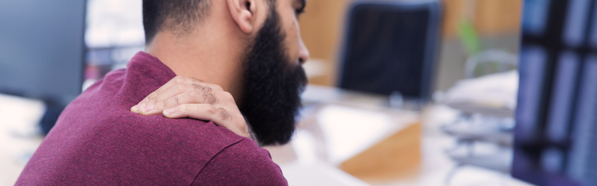 Hombre con dolor de cuello y hombros