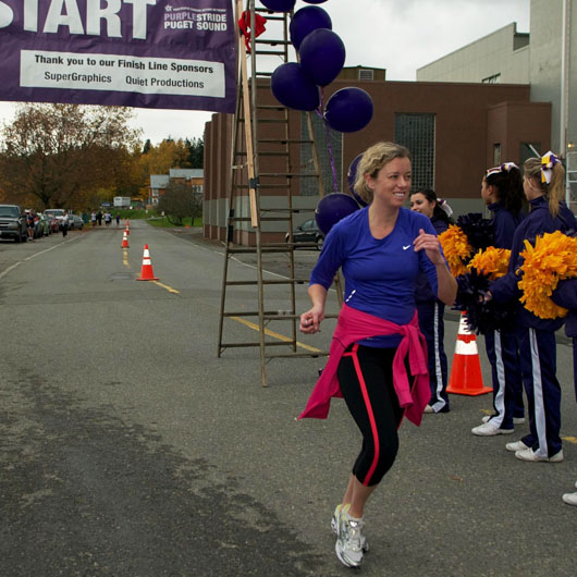 Abogada y socia Melissa Carter corriendo una carrera